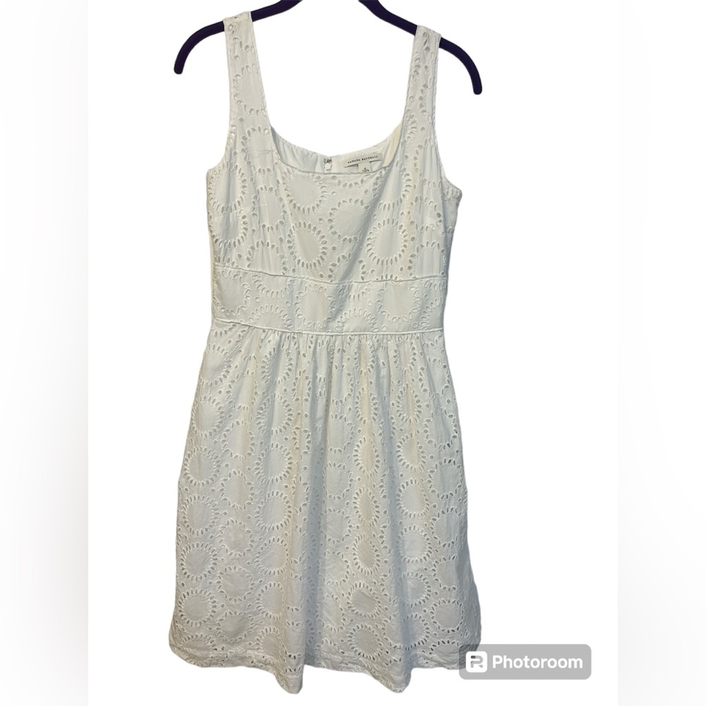 Banana Republic size 4 women’s cotton white dress.  Excellent condition.